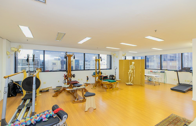 Imagem: A sala comercial possui 2 Banheiros, 2 Vagas na garagem, 103m²