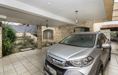 Imagem: A casa possui 4 Dormitórios, 2 Suítes, 6 Banheiros e 2 Vagas