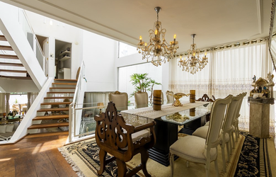 Imagem: A casa possui 4 Dormitórios, 4 Suítes, 7 Banheiros, 4 Vagas