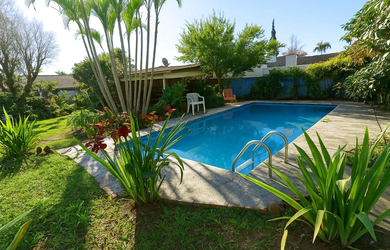 Imagem: A casa possui 2 Dormitórios, 1 Banheiro, 3 Vagas na garagem