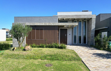 Imagem: A casa em condomínio possui 4 Dormitórios, 4 Suítes, 5 Banheiros