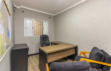 Imagem: A casa possui 4 Dormitórios, 2 Suítes, 4 Banheiros, 2 Vagas