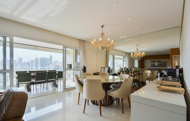 Imagem: O apartamento possui 3 Dormitórios, 1 Suíte, 4 Banheiros