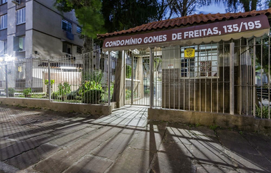 Imagem: O apartamento possui 2 Dormitórios, 1 Banheiro, 1 Vaga na garagem