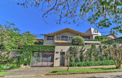 Imagem: A casa possui 4 Dormitórios, 1 Suíte, 7 Banheiros, 4 Vagas