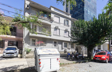 Imagem: O apartamento possui 2 Dormitórios, 1 Banheiro, 1 Vaga na garagem