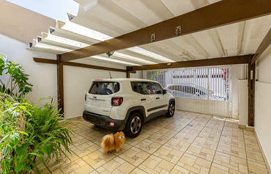 Imagem: A casa possui 4 Dormitórios, 2 Suítes, 4 Banheiros, 2 Vagas