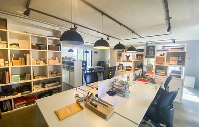 Imagem: A sala comercial possui 2 Banheiros, 2 Vagas na garagem e 71m²