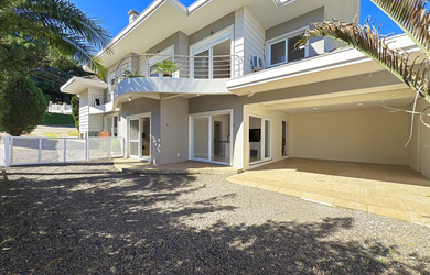 Imagem: A casa possui 3 Dormitórios, 1 Suíte, 4 Banheiros, 4 Vagas