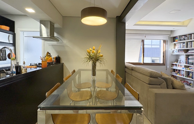 Imagem: O apartamento possui 2 Dormitórios, 1 Suíte, 2 Banheiros