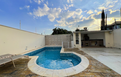 Imagem: A casa possui 4 Dormitórios, 4 Suítes, 5 Banheiros, 4 Vagas