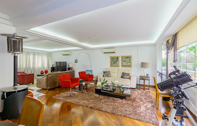 Imagem: A casa possui 4 Dormitórios, 4 Suítes, 7 Banheiros e 4 Vagas