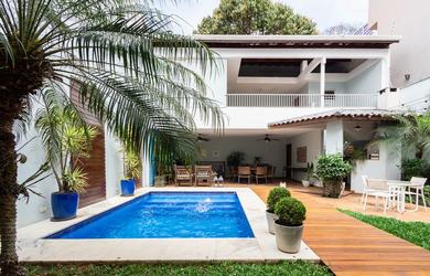 Imagem: A casa possui 4 Dormitórios, 2 Suítes, 6 Banheiros, 5 Vagas