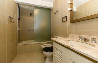 Imagem: O apartamento possui 4 Dormitórios, 2 Suítes, 7 Banheiros