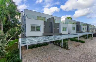 Imagem: A casa em condomínio possui 3 Dormitórios, 3 Suítes, 6 Banheiros