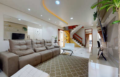 Imagem: A casae possui 3 Dormitórios, 1 Suíte, 4 Banheiros, 5 Vagas