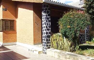 Imagem: A casa possui 5 Dormitórios, 2 Suítes, 6 Banheiros, 6 Vagas