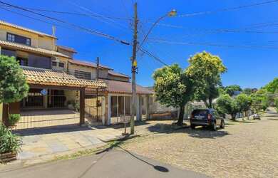 Imagem: A casa possui 3 Dormitórios, 1 Suíte, 6 Banheiros, 4 Vagas