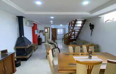 Imagem: A casa possui 2 Dormitórios, 1 Suíte, 3 Banheiros, 2 Vagas