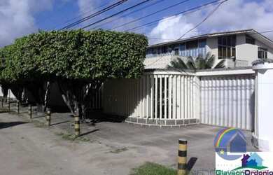 Imagem: A casa possui 7 Dormitórios, 2 Suítes, 3 Banheiros, 10 Vagas