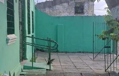 Imagem: A casa possui 3 Dormitórios, 2 Banheiros, 3 Vagas na garagem