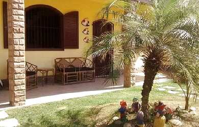 Imagem: A casa possui 3 Dormitórios, 1 Suíte, 4 Banheiros, 4 Vagas