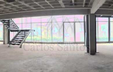 Imagem: A loja possui 1 Banheiro, 600m² de Área Privada e está localizado