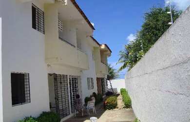 Imagem: A casa possui 3 Dormitórios, 2 Banheiros, 2 Vagas na garagem