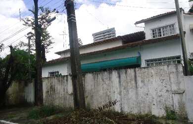 Imagem: A casa possui 5 Dormitórios, 3 Suítes, 1 Banheiro, 4 Vagas