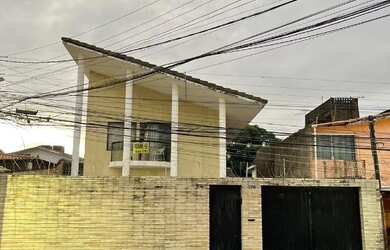 Imagem: A casa possui 6 Dormitórios, 2 Suítes, 2 Banheiros, 6 Vagas