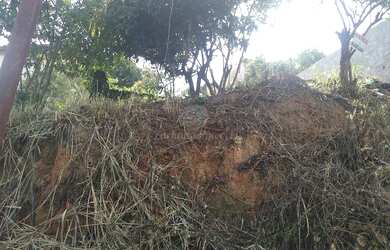 Imagem: O terreno possui 360m² de Área e está localizado em Largo