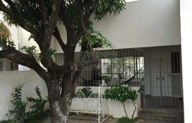 Imagem: A casa possui 4 Dormitórios, 1 Suíte, 1 Banheiro, 2 Vagas