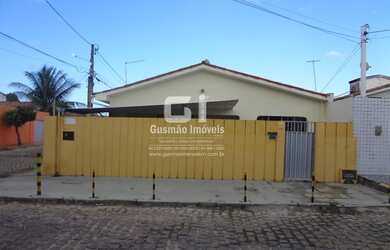 Imagem: A casa possui 1 Dormitório, 1 Banheiro, 2 Vagas na garagem