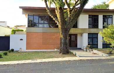 Imagem: A casa possui 4 Dormitórios, 4 Suítes, 6 Banheiros, 6 Vagas