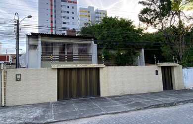 Imagem: A casa possui 4 Dormitórios, 1 Suíte, 1 Banheiro, 2 Vagas