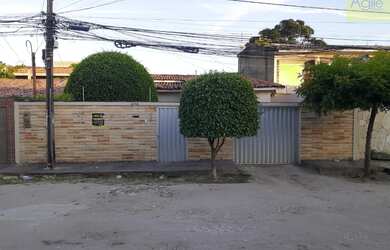 Imagem: A casa possui 3 Dormitórios, 1 Suíte, 1 Banheiro, 2 Vagas