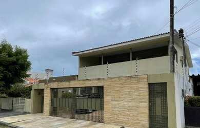 Imagem: A casa possui 5 Dormitórios, 3 Suítes, 1 Banheiro, 4 Vagas