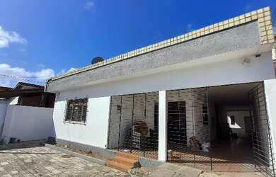 Imagem: A casa possui 3 Dormitórios, 1 Suíte, 1 Banheiro, 2 Vagas