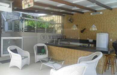 Imagem: A casa possui 3 Dormitórios, 2 Banheiros, 5 Vagas na garagem