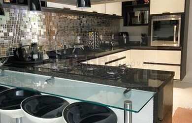 Imagem: A casa possui 4 Dormitórios, 3 Suítes, 2 Banheiros, 4 Vagas