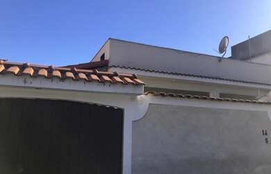 Imagem: A casa possui 3 Dormitórios, 1 Banheiro, 4 Vagas na garagem