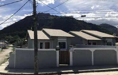 Imagem: A casa possui 2 Dormitórios, 1 Banheiro, 2 Vagas na garagem