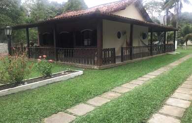 Imagem: A casa possui 2 Dormitórios, 2 Banheiros, 6 Vagas na garagem