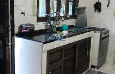 Imagem: A casa possui 2 Dormitórios, 1 Banheiro, 2 Vagas na garagem