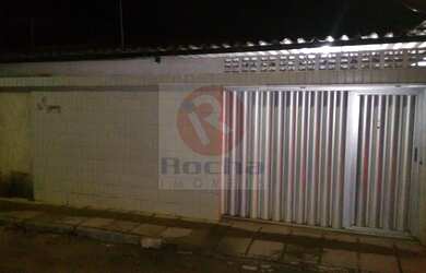 Imagem: A casa possui 3 Dormitórios, 1 Banheiro, 2 Vagas na garagem