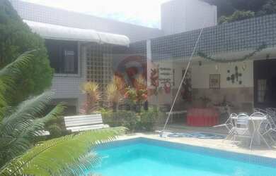 Imagem: A casa possui 5 Dormitórios, 3 Suítes, 5 Banheiros, 8 Vagas