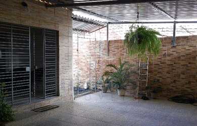 Imagem: A casa possui 3 Dormitórios, 1 Suíte, 2 Banheiros, 2 Vagas