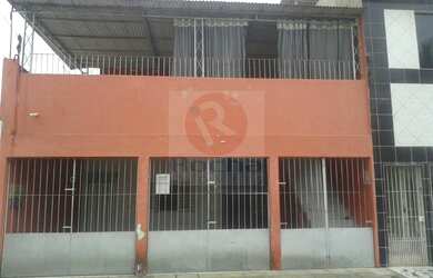 Imagem: A casa possui 6 Dormitórios, 2 Suítes, 3 Banheiros, 2 Vagas