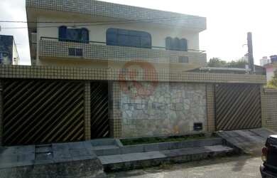 Imagem: A casa possui 3 Dormitórios, 3 Suítes, 3 Banheiros, 5 Vagas