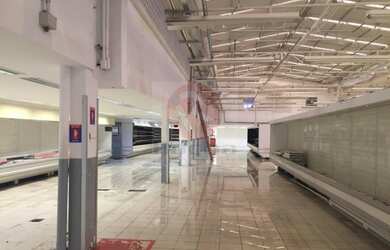 Imagem: O depósito possui 1 Dormitório, 4 Banheiros, 100 Vagas na